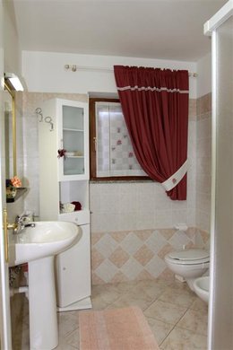 Appartamento turistico Casa delle Rose valle dei Mocheni  il bagno